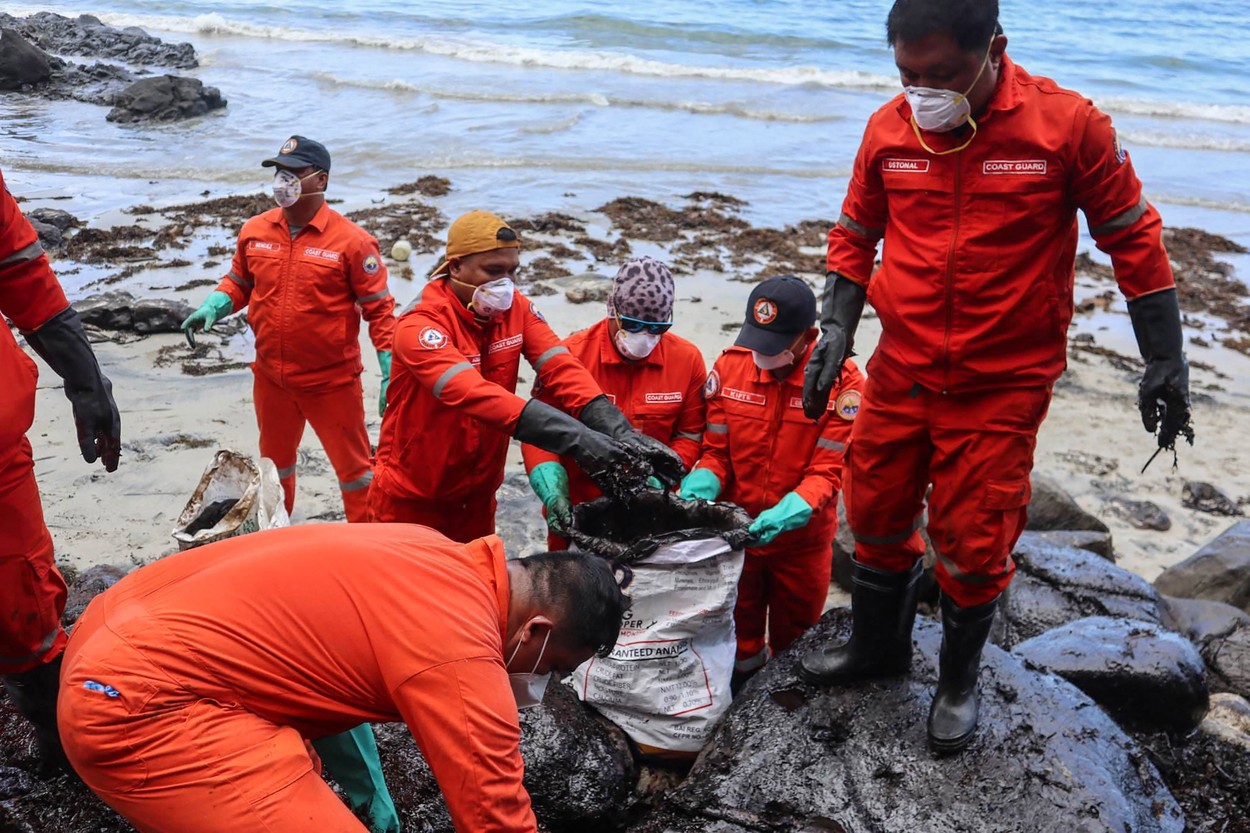 Filipine cere ajutor de la SUA și Japonia pentru a curăța păcura scursă dintr-un petrolier. Deversarea a îmbolnăvit zeci de oameni
