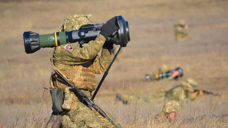 Un soldat ucrainean face exerciţii cu un sistem de rachetă antitanc Javelin într-un loc care nu a fost făcut public pe 14 februarie 2022.
