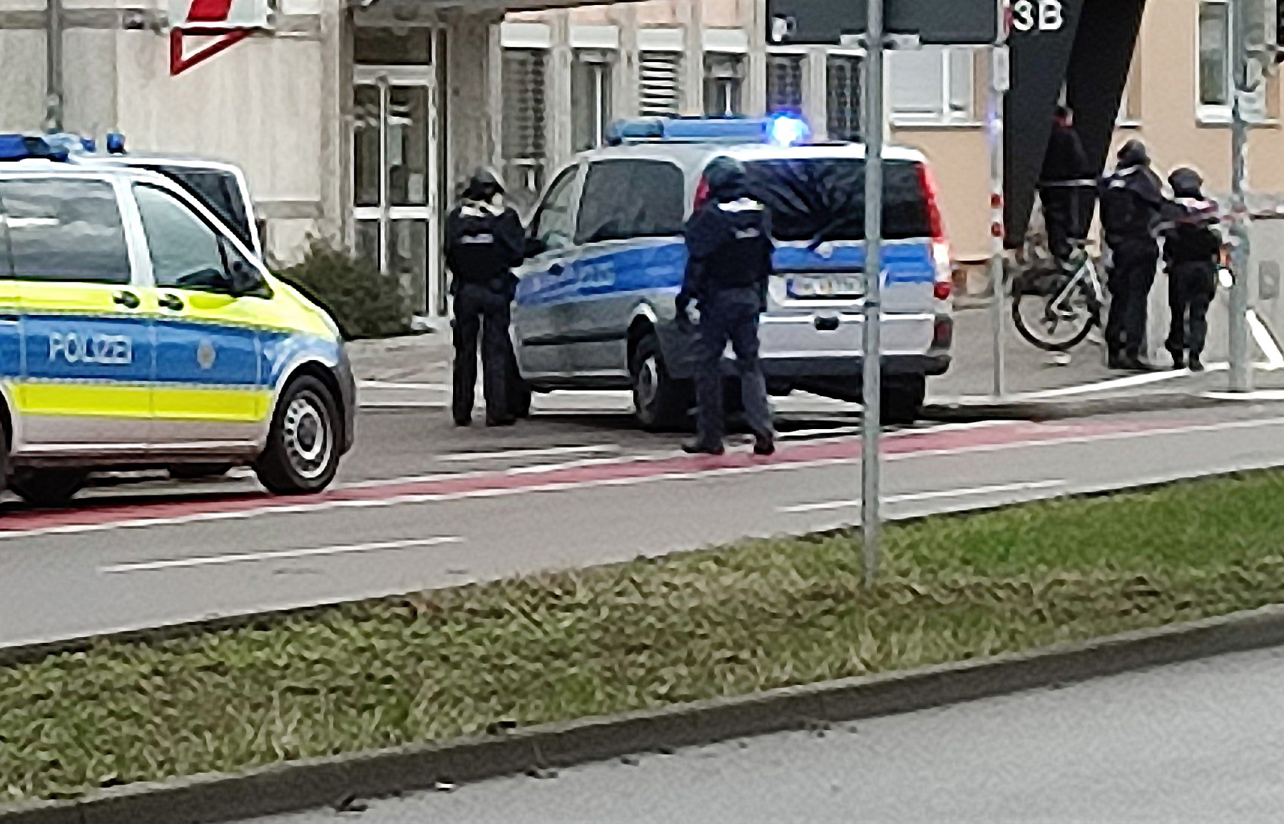 Posibilă luare de ostatici în orașul german Karlsruhe. Poliția a delimitat zona