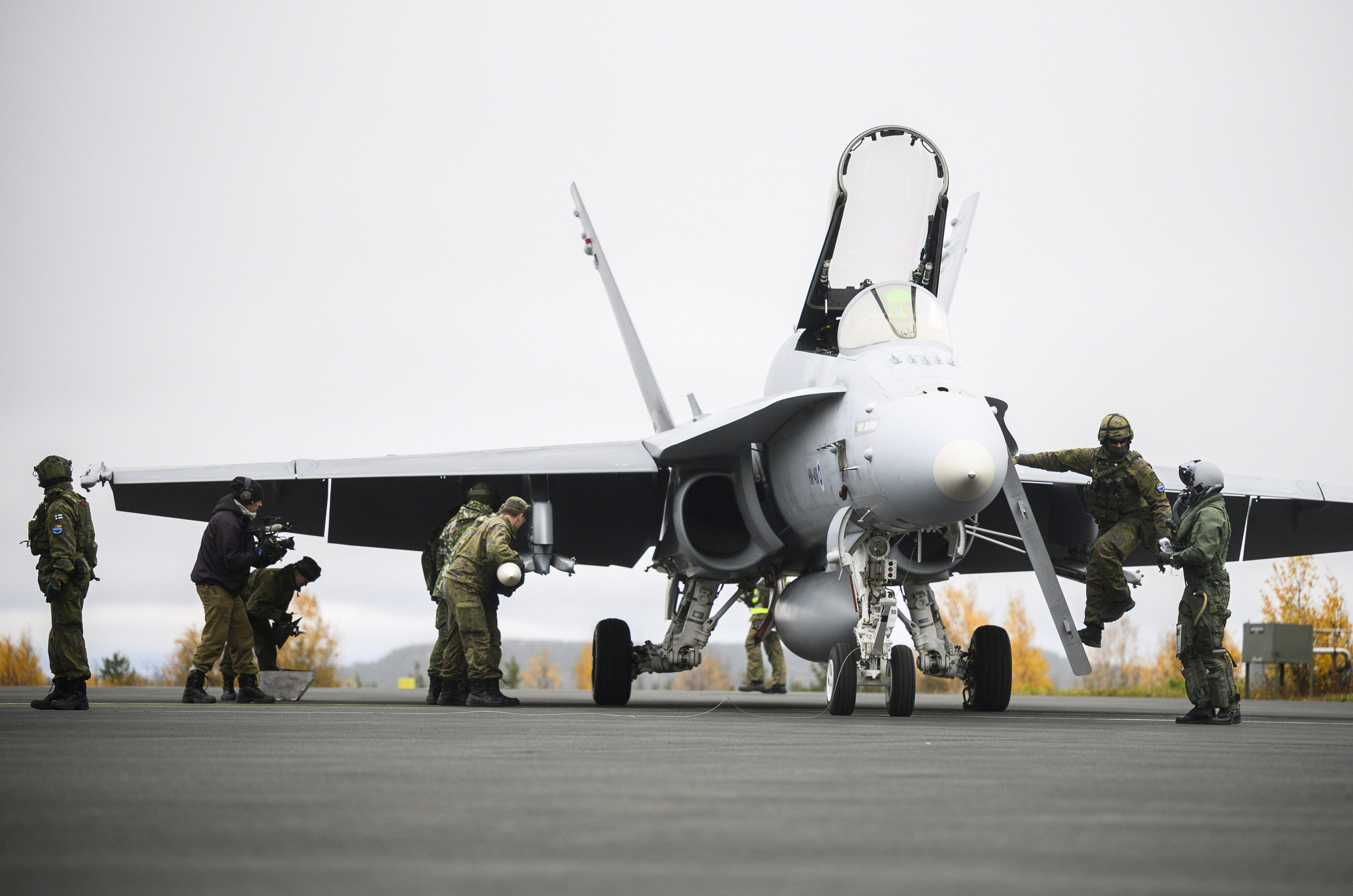 Rușii anunță cu ucrainenii transferă trupe din Zaporojie la Bahmut. Finlanda promite avioane F-18 pentru Kiev