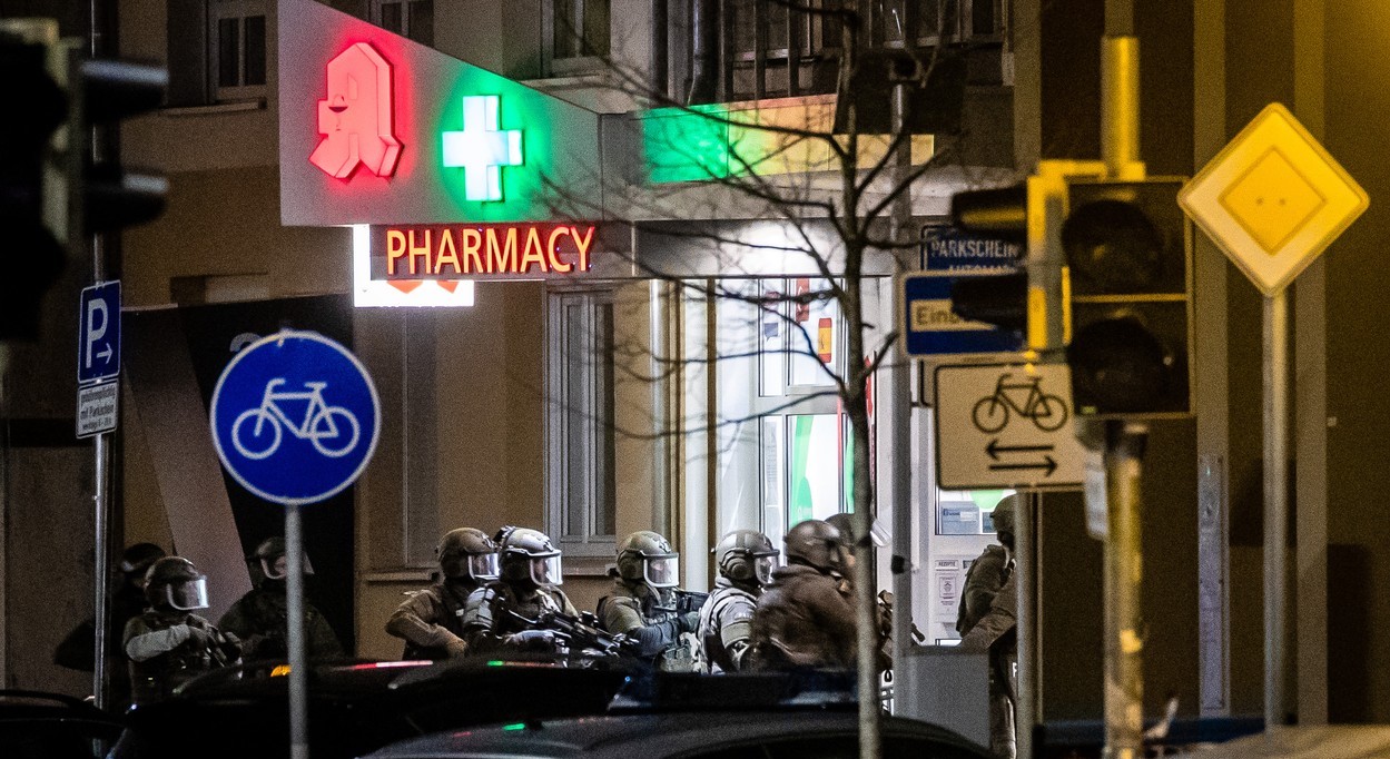 Luare de ostatici în Karlsruhe, la doar o zi după împușcăturile din Hamburg. Poliția a luat cu asalt clădirea unde erau ținuți oamenii