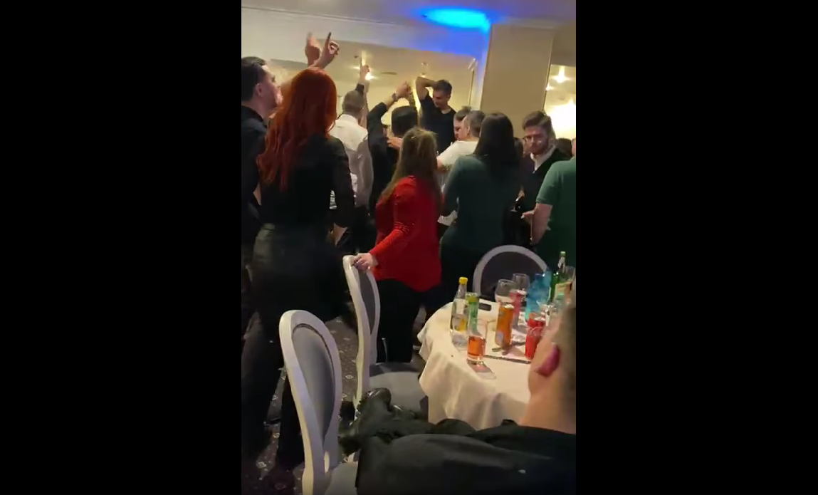 „Cu Romașcanu la Cultură, pe noi toți ne doare-n mână!” Tinerii PSD au petrecut în Sinaia cu manele și cu lăutari până a venit Poliția
