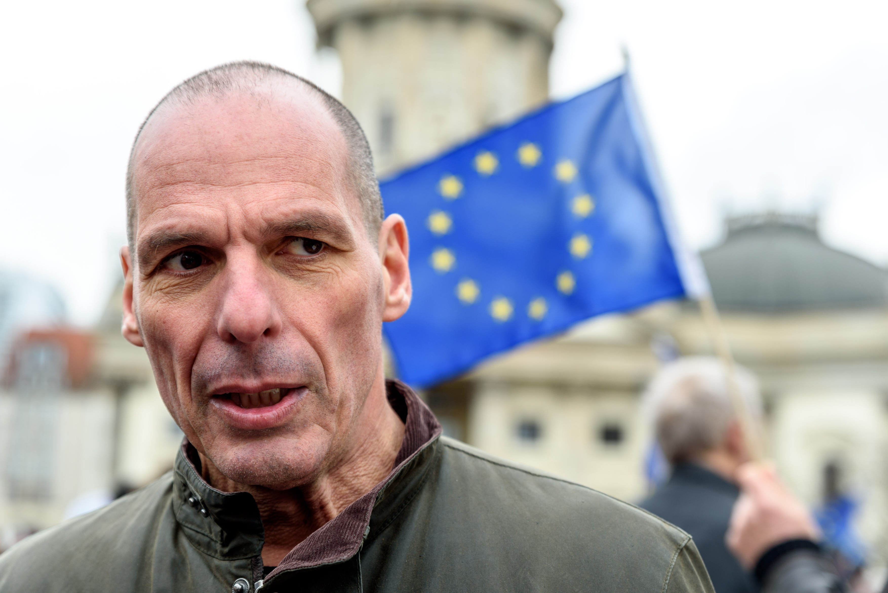 Fostul ministru de finanțe al Greciei, Yanis Varoufakis, a ajuns în spital după ce a fost atacat pe stradă de 20 de indivizi cu cagule