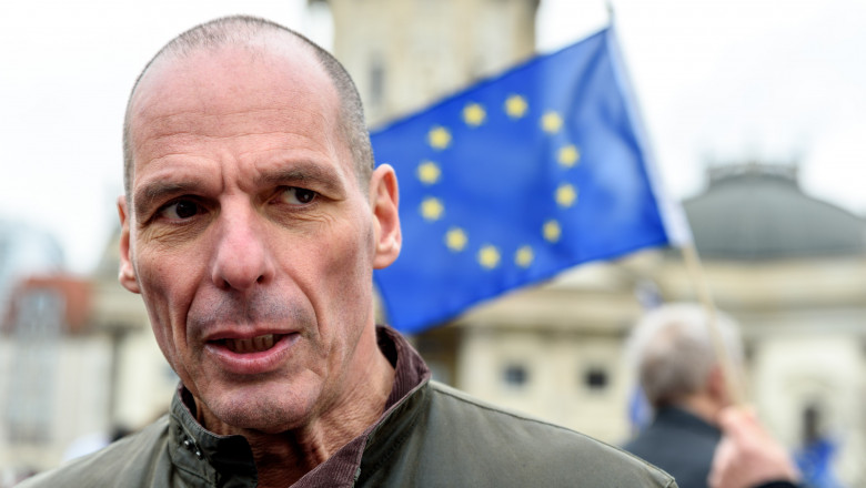 fostul ministru grec de Finanțe, Yanis Varoufakis, cu un steag al UE în spate