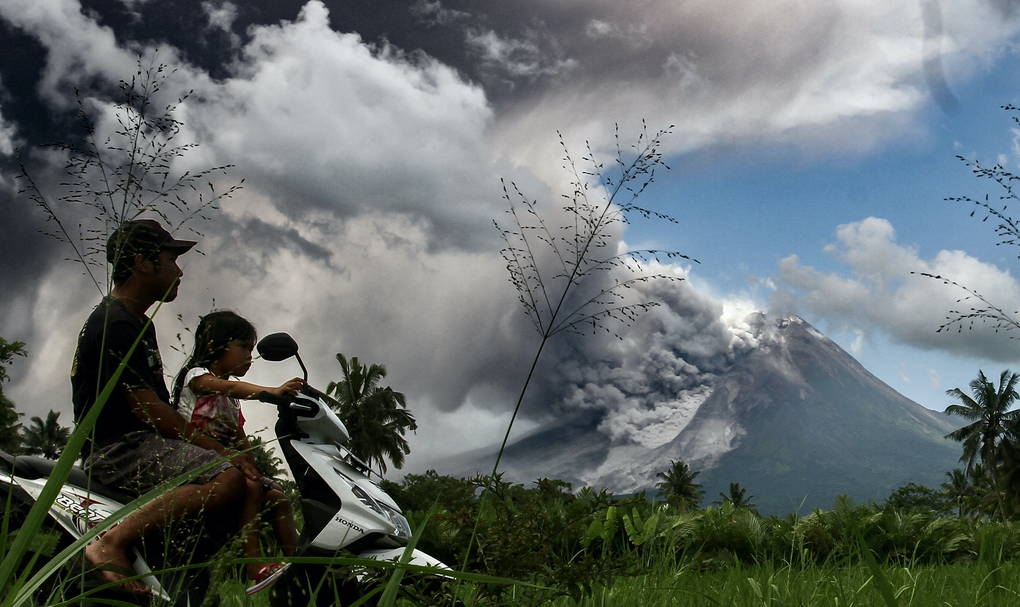 Erupție spectaculoasă a unui vulcan din Indonezia. Populația din apropierea craterului a fost evacuată