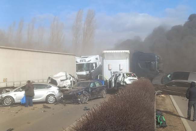 Accident în lanț pe o autostradă din Ungaria: 5 camioane și 37 de autovehicule s-au ciocnit și un incendiu uriaș a izbucit după impact