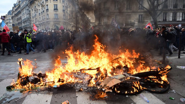 materiale care ard pe o strada din paris in timpul protestelor