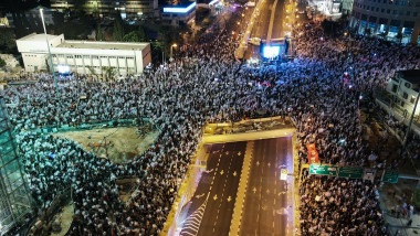 mii de oameni pe strada in tel aviv, protest cu steaguri, vedere de sus