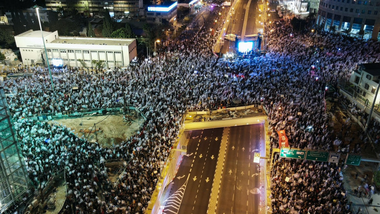 mii de oameni pe strada in tel aviv, protest cu steaguri, vedere de sus