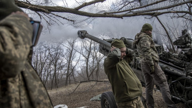 Ukrainian servicemen fire an artillery cannon aiming to Russian positions nearby Bakhmut frontline in Chasiv Yar