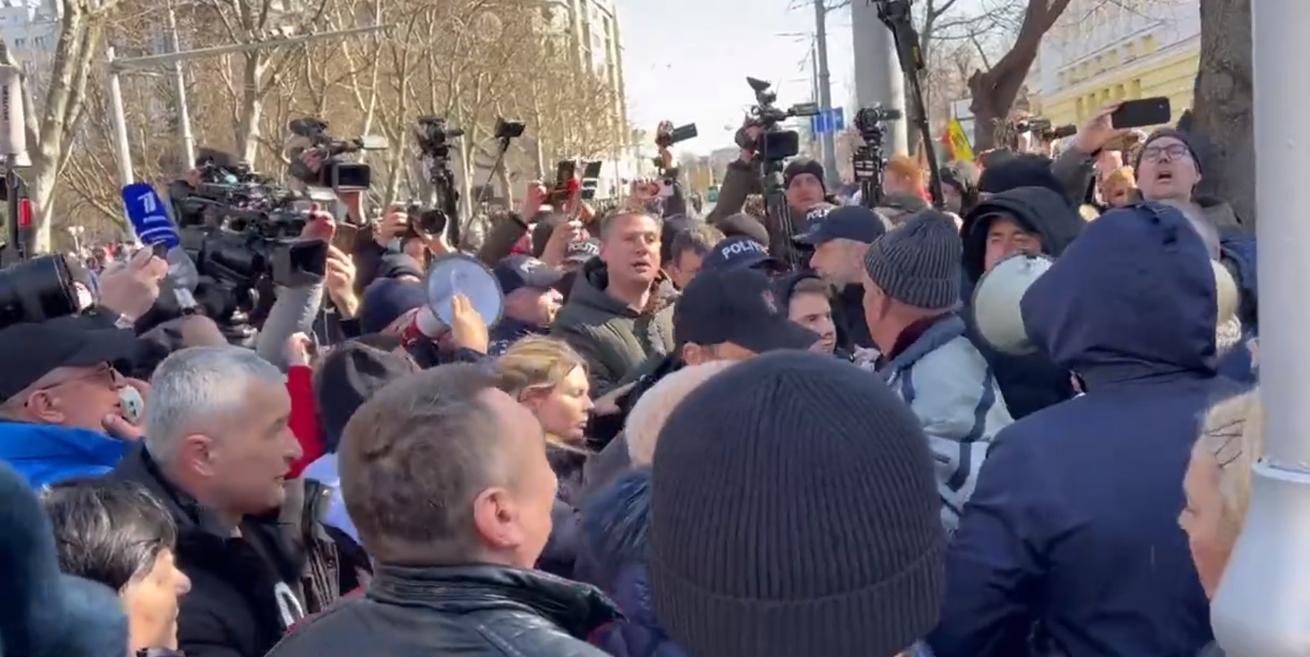 Proteste la Chișinău. Poliția a arestat 54 de persoane „cu caracter dubios”. Patru alerte cu bombă în capitala Republicii Moldova