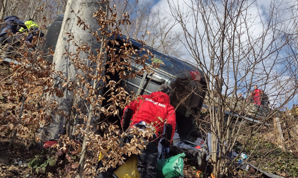 FOTO. Salvamontiștii au intervenit la un accident rutier cu trei victime în zona staţiunii Stâna de Vale