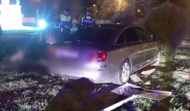 Goană pe străzi după un șofer beat. Urmărirea s-a încheiat într-un panou publicitar