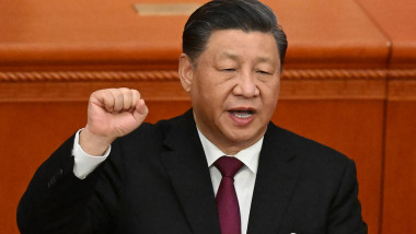 Xi Jinping depune jurământul de investire în funcţia de preşedinte al Chinei la Beijing pe 10 martie 2023.
