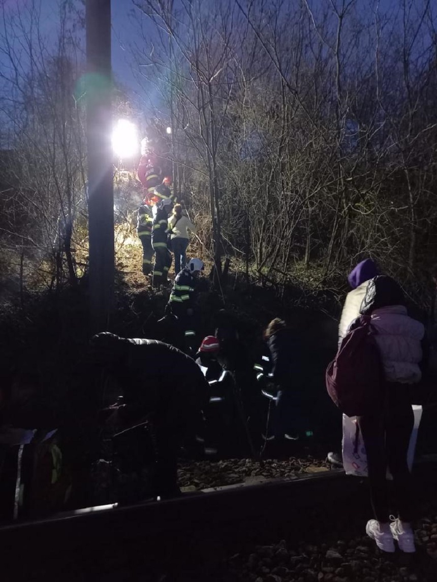 Plan roșu de intervenție în Teleorman. Un vagon al unui marfar a deraiat, iar un tren de pasageri a oprit brusc. Trei oameni la spital