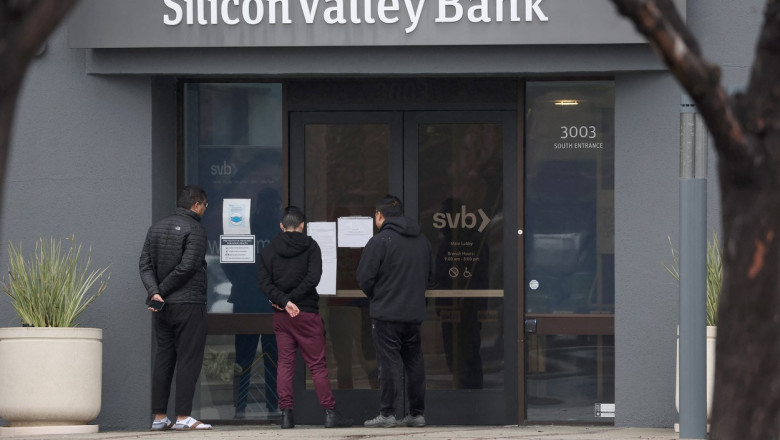 Trei bărbaţi retrag bani de la un bancomat al băncii Silicon Valley Bank în Santa Clara, California, pe 10 martie 2023.