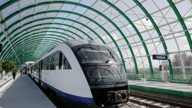 Un tren de tip Săgeată Albastră efectuează o cursă test până la Aeroportul Otopeni, in Otopeni, Ilfov, luni, 21 septembrie 2020.