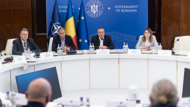 Nicolae Ciuca, premierul României, participă la o întâlnire cu grupul parlamentar al minorităților naționale pe 13 martie 2023.