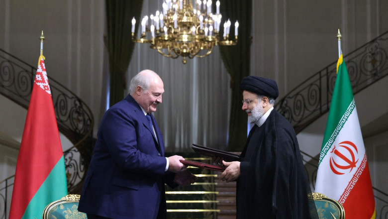 Iran's President Ebrahim Raisi (R) and Belarus President Alexander Lukashenko during a ceremony to sign a memorandum of understanding in Tehran
