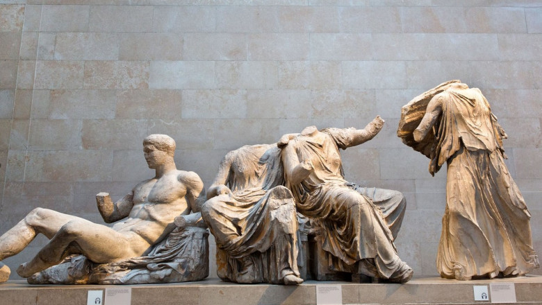 Un grup de statui de marmură la British Museum din Londra, pe