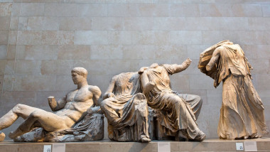 Un grup de statui de marmură la British Museum din Londra, pe