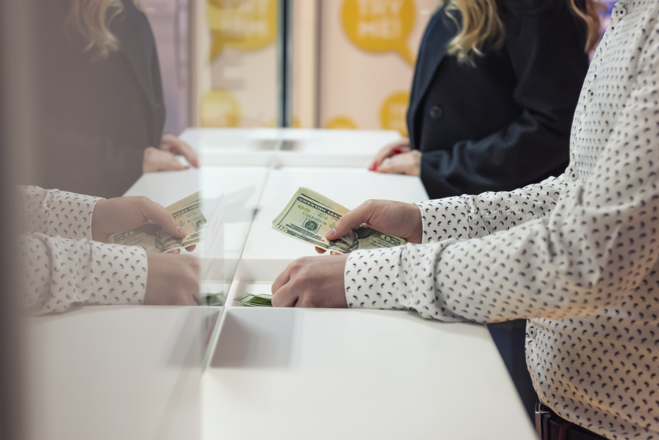 Un bărbat din SUA a jefuit o bancă de 1 dolar, apoi a insistat ca angajații să cheme poliția
