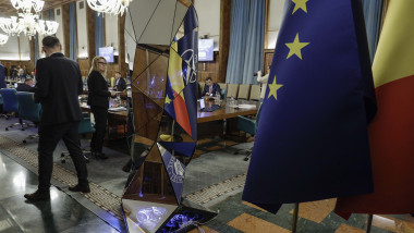 Premierul Nicolae Ciuca prezinta un consilier onorofic cu inteligenta artificiala (ION) la inceputul sedintei de guvern din 1 martie 2023.