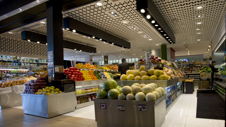 raionul de fructe si legume dintr-un supermarket