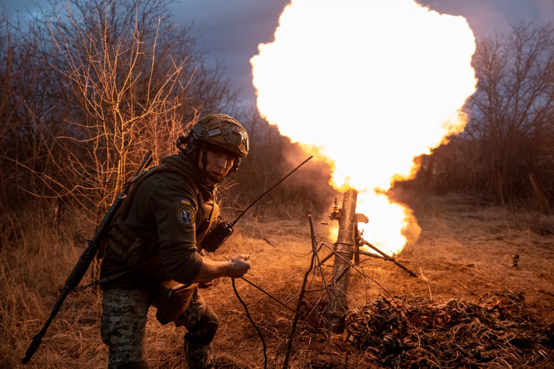 soldat Ucrainean trage cu mortarul
