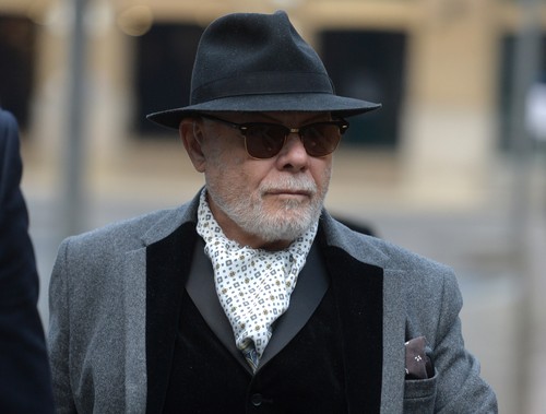 Un fost star pop, condamnat pentru pedofilie și eliberat condiționat, a fost trimis înapoi în închisoare după doar o lună în libertate