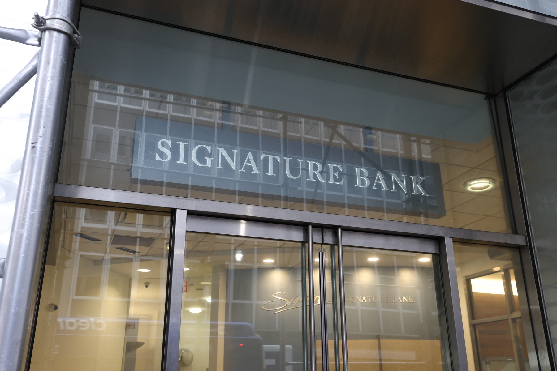 De ce s-a prăbușit Signature Bank, al treilea mare faliment bancar din istoria SUA