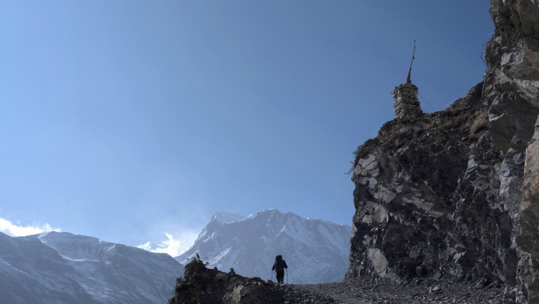 un turist face trekking pe o poteca din nepal
