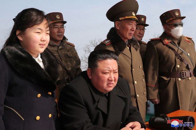 Kim Jong-un cu generali și fiica sa urmărește lansarea unei rachete