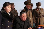Kim Jong-un cu generali și fiica sa urmărește lansarea unei rachete