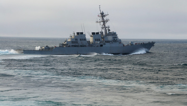 distrugătorul american USS Milius pe mare