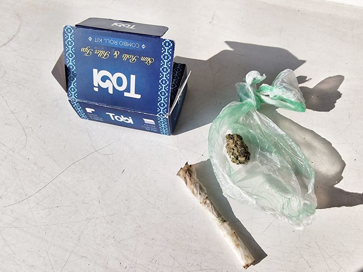 O fată de 17 ani a fost prinsă cu substanţe interzise lângă un liceu din Târgoviște