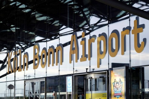 Un bărbat a intrat cu maşina într-o mulţime de oameni pe aeroportul Koln - Bonn din Germania