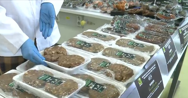 Cu ce pot fi înlocuiți conservanții artificiali. Studenții din Iași le-au propus producătorilor din carne trei variante
