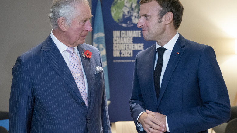 Charles și Emmanuel Macron se privesc unul pe celălalt