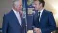 Charles și Emmanuel Macron se privesc unul pe celălalt