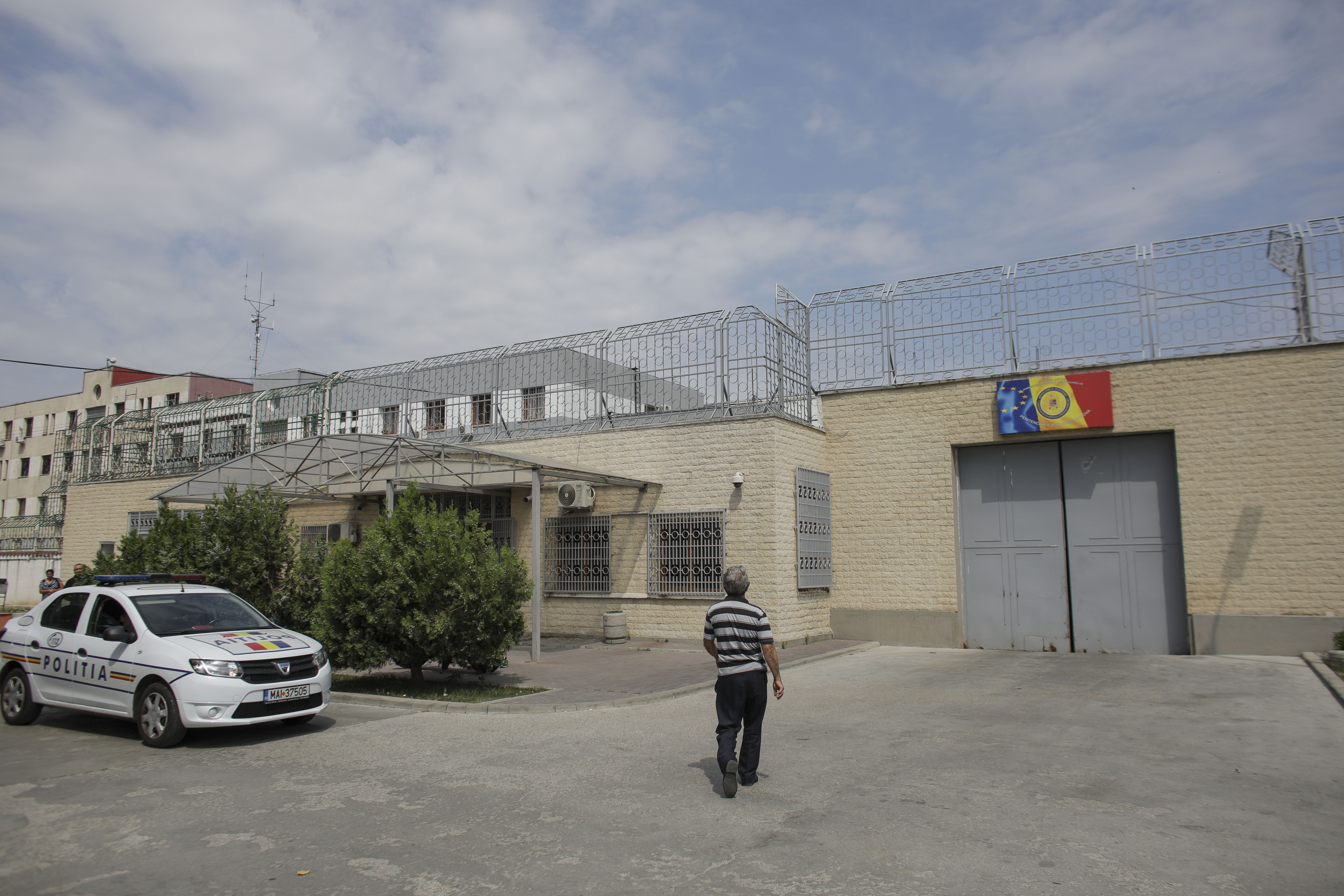 Un angajat de la Penitenciarul Rahova a luat bani de la colegi ca să-i trimită în deplasări fictive în timp ce mergeau în concediu