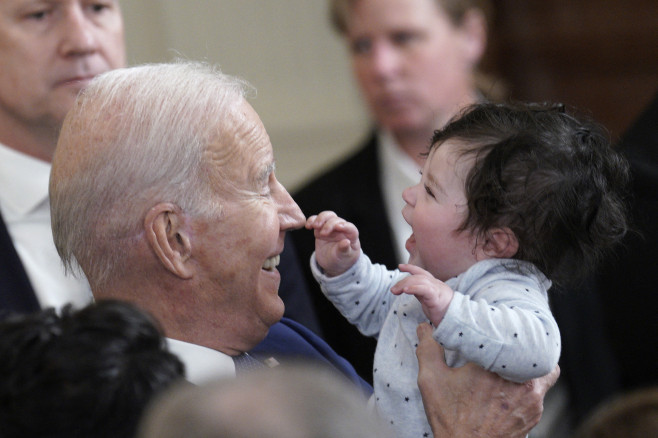 Biden, moment de candoare cu un copilaș care a început să plângă în timpul discursului său
