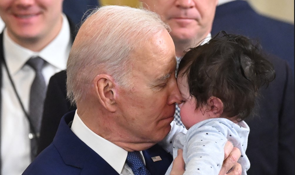 Biden, moment de candoare cu un copilaș care a început să plângă în timpul discursului său. „Îmi plac bebelușii mai mult decât oamenii”
