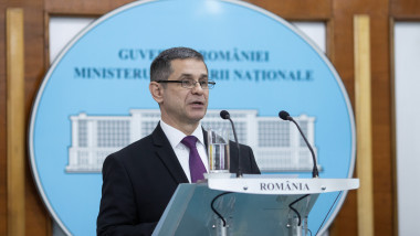 Anatolie Nosatîi, ministrul Apararii din Republica Moldova, sustine o declaratie de presa, la București, pe 8 iunie 2022.