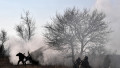 Militari ruși trag cu tunul pe frontul din Ucraina