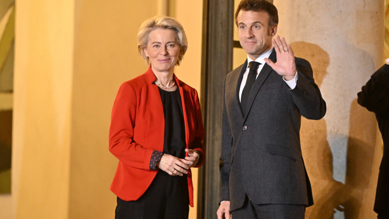 Emmanuel Macron, președintele Franței, o întâmpină pe Ursula von der Leyen, președinta Comisiei Europene, la Palatul Elysee, pe 12 decembrie 2022.
