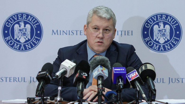 Cătălin Predoiu, ministrul Justiției, susține o conferință de presă la sediul ministerului din București pe 23 noiembrie 2022.