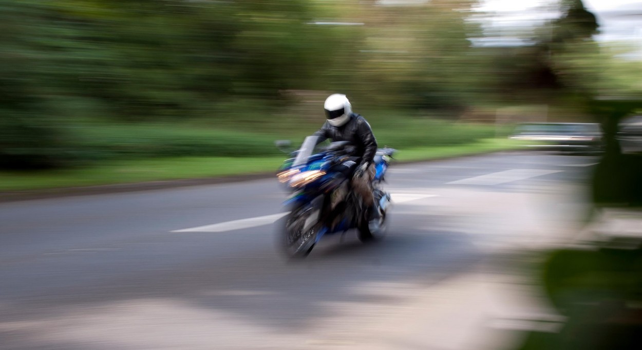 Un motociclist ceh care transporta o fetiță de 10 ani a trecut pe roșu și a încercat să fugă de poliție pe pista unui aerodrom