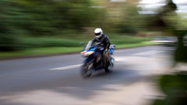 motociclist care merge cu viteza