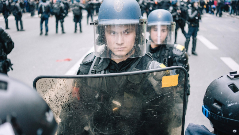 Un jandarm ține un scut în timpul protestelor din Franța pe 23 martie 2023.